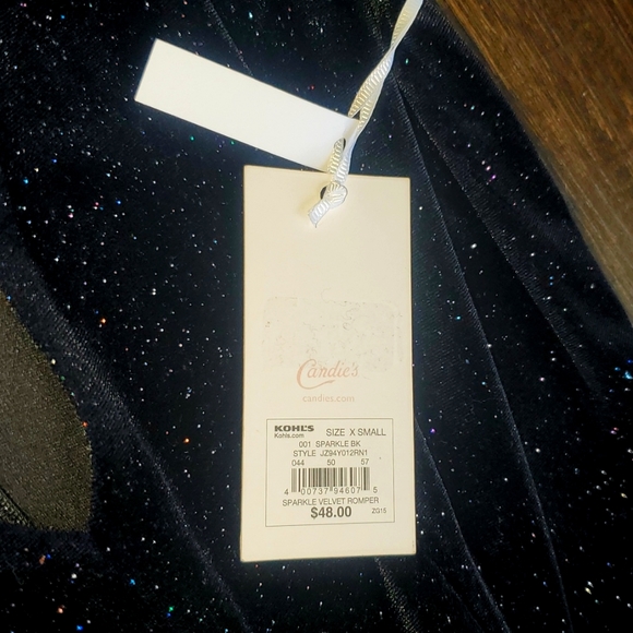 🎄 HOLIDAY VELVET ROMPER 🎄 - Picture 6 of 9